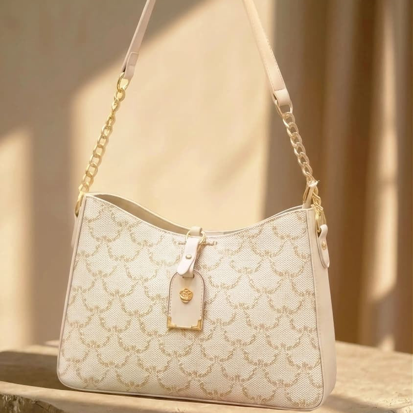 Classic Cream shiny Chain Shoulder Bag